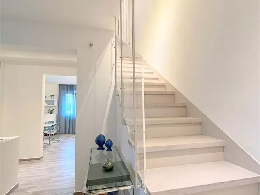 Immagine 6 di Villa in vendita  a Viareggio