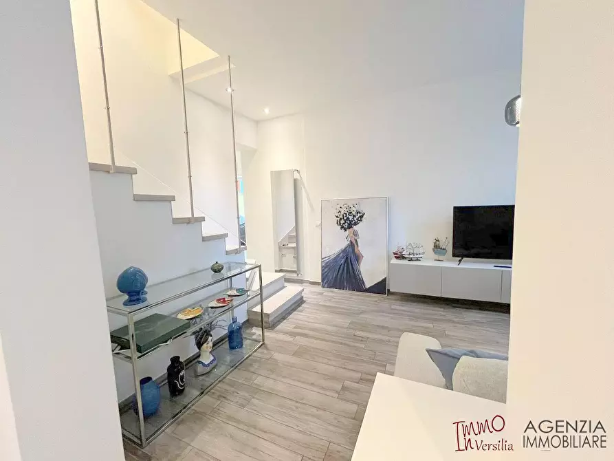 Immagine 4 di Villa in vendita  a Viareggio