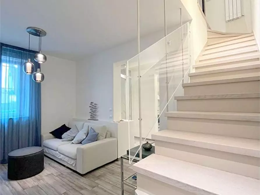 Immagine 1 di Villa in vendita  a Viareggio