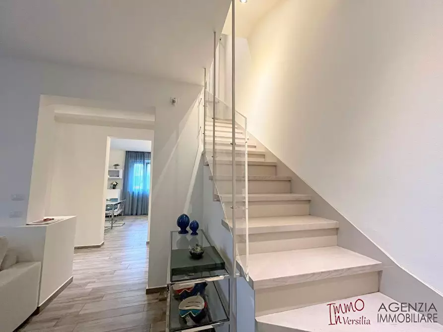 Immagine 5 di Villa in vendita  a Viareggio