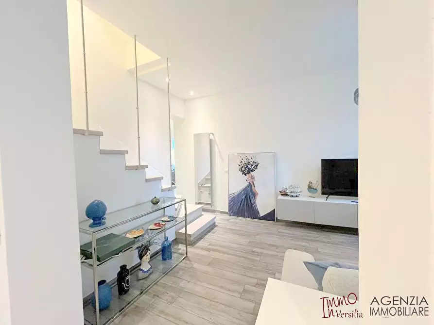 Immagine 2 di Villa in vendita  a Viareggio