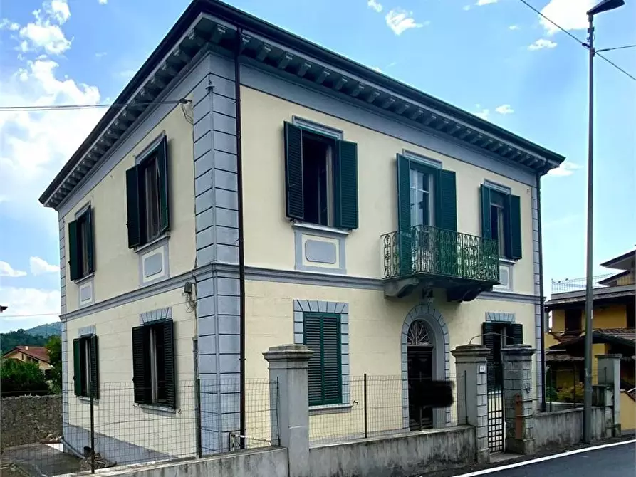 Immagine 2 di Villa in vendita  a Massarosa
