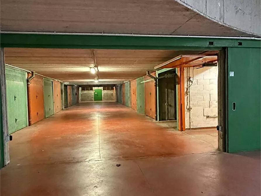 Immagine 3 di Garage in affitto  99 a Milano