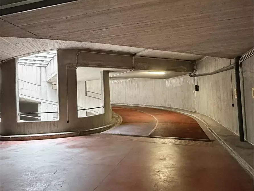 Immagine 2 di Garage in affitto  99 a Milano
