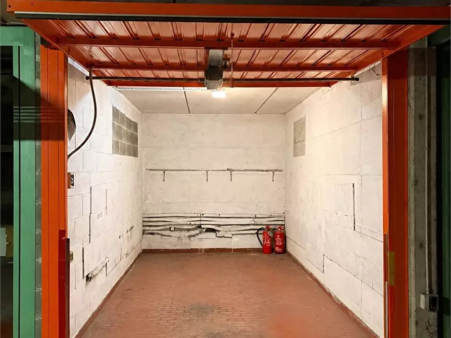 Immagine 4 di Garage in affitto  99 a Milano