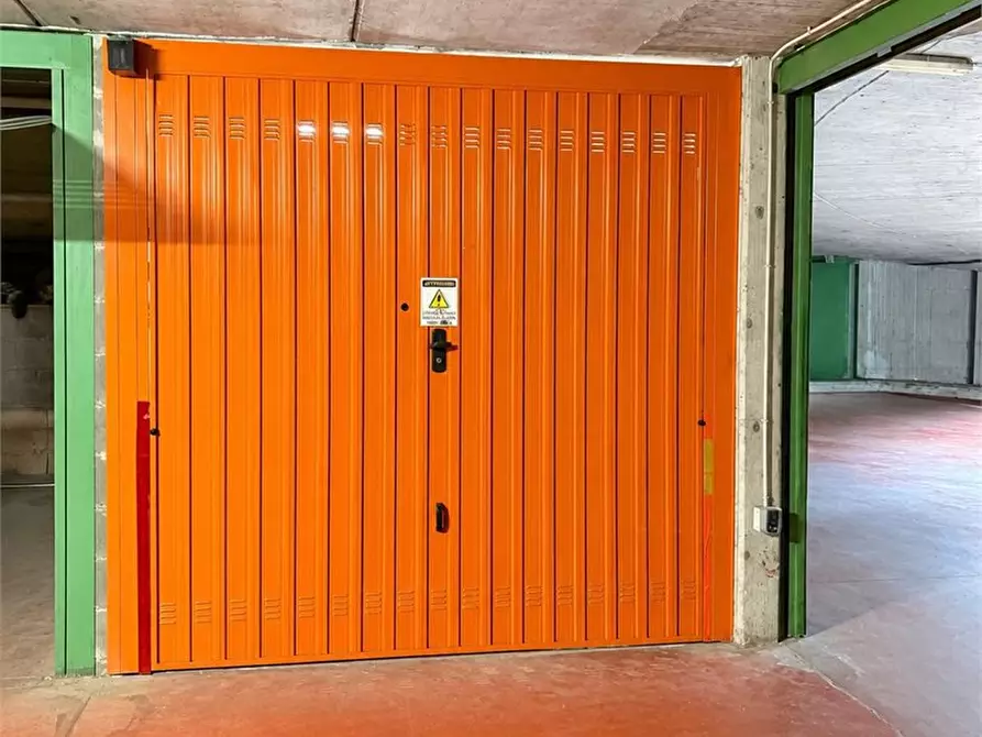 Immagine 5 di Garage in affitto  99 a Milano