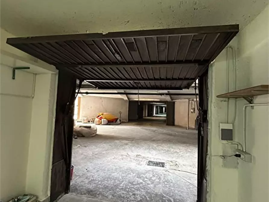 Immagine 4 di Garage in vendita  103 a Milano