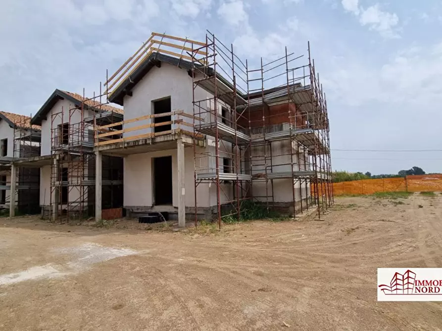 Immagine 2 di Villa in vendita  a Abbiategrasso