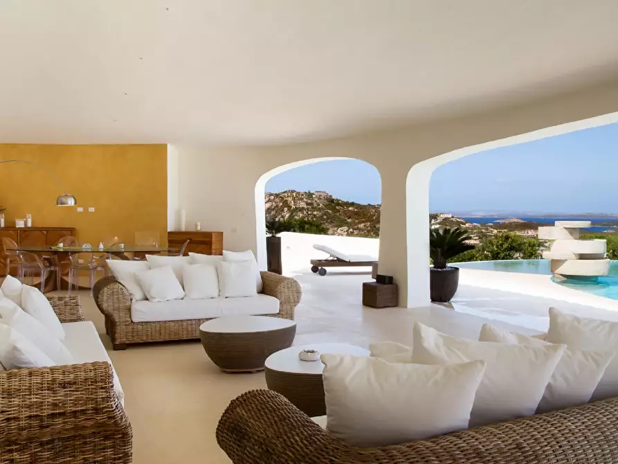 Immagine 2 di Villa in vendita  a Arzachena