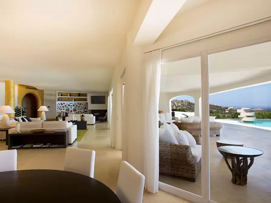 Immagine 3 di Villa in vendita  a Arzachena