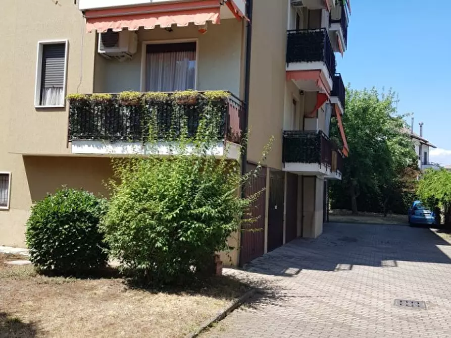 Immagine 1 di Garage in vendita  a Sedriano