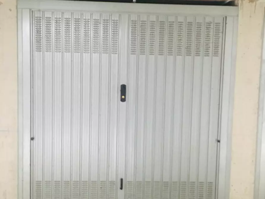 Immagine 3 di Garage in vendita  snc a Arluno