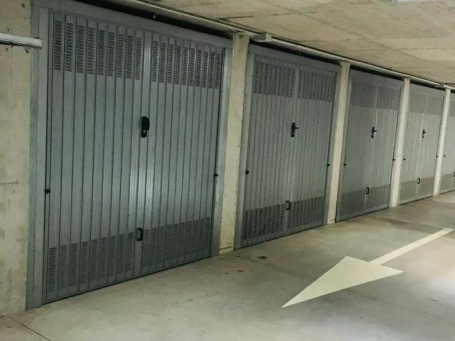 Immagine 4 di Garage in vendita  snc a Arluno