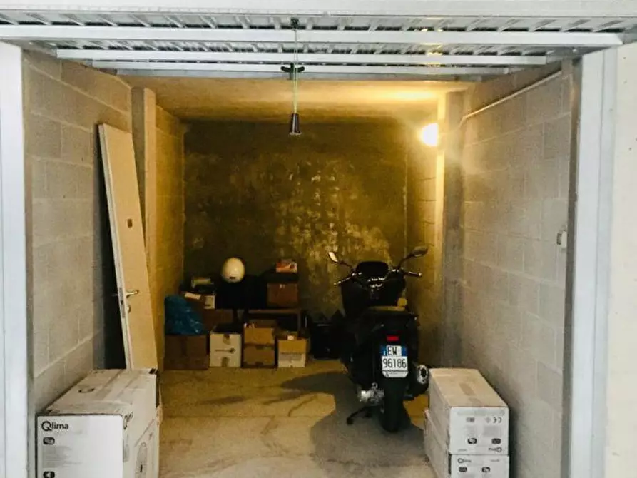 Immagine 2 di Garage in vendita  snc a Arluno