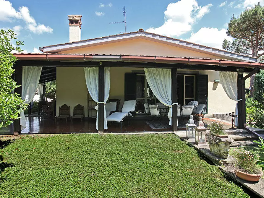 Immagine 1 di Villa in vendita  a Campagnano Di Roma
