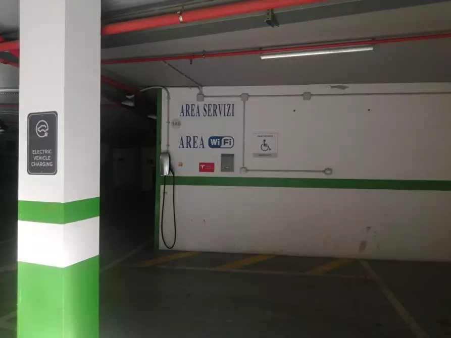 Immagine 4 di Garage in vendita  26 a Roma