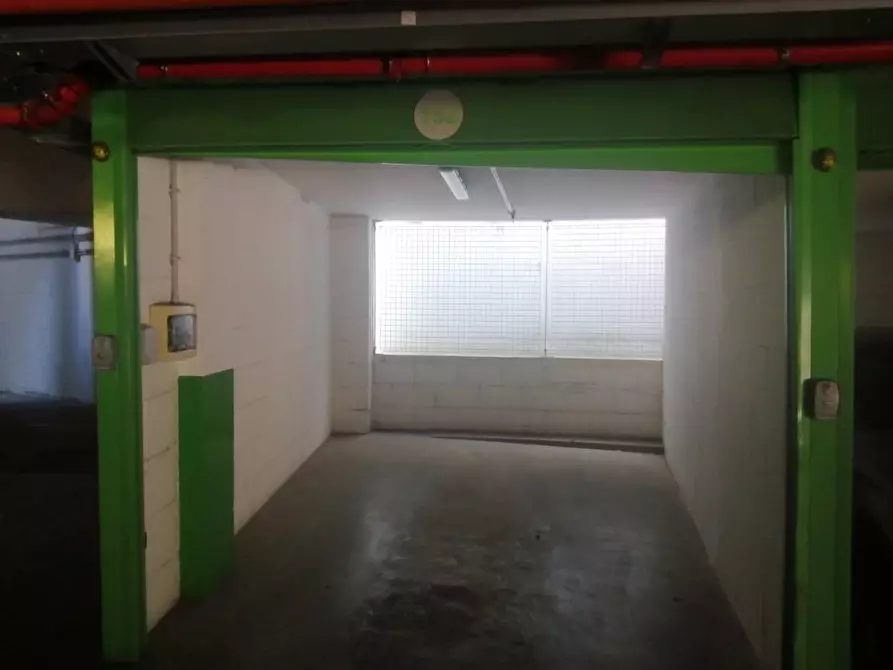 Immagine 3 di Garage in vendita  26 a Roma