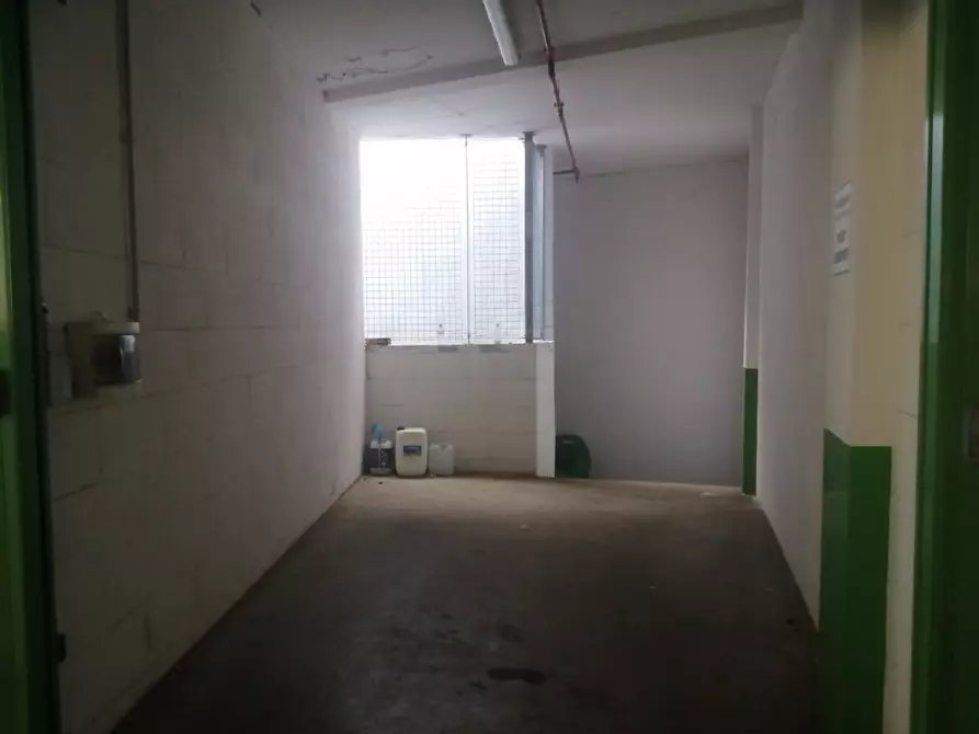 Immagine 5 di Garage in vendita  26 a Roma