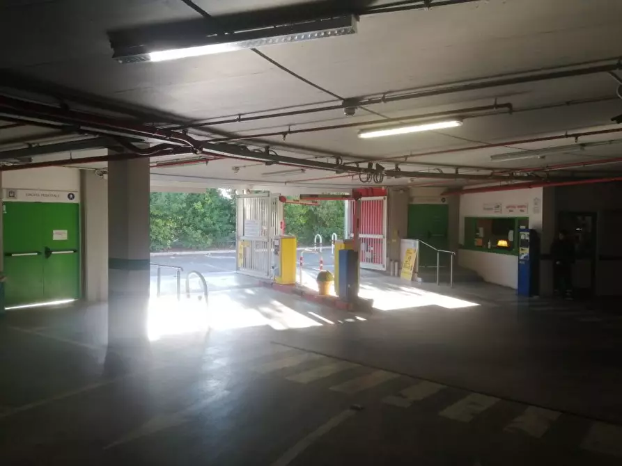 Immagine 10 di Garage in vendita  26 a Roma