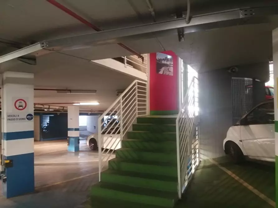 Immagine 8 di Garage in vendita  26 a Roma