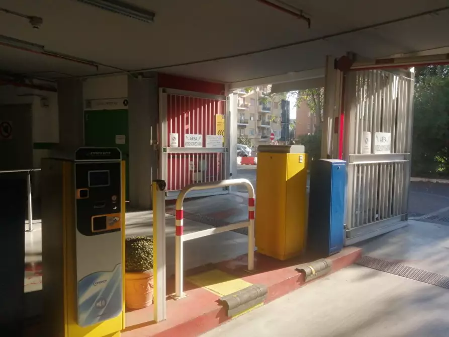 Immagine 9 di Garage in vendita  26 a Roma