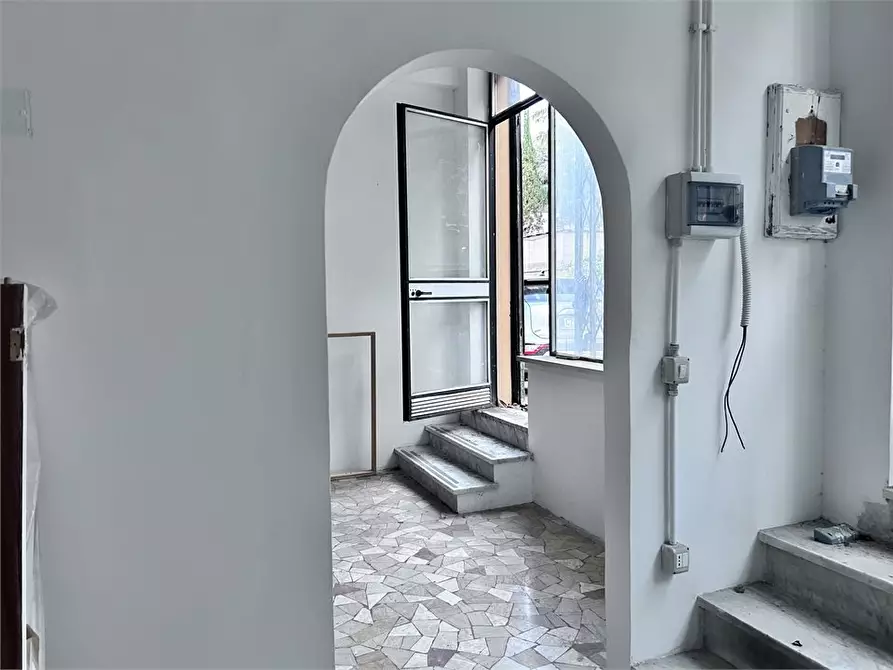 Immagine 5 di Negozio in vendita  a Roma