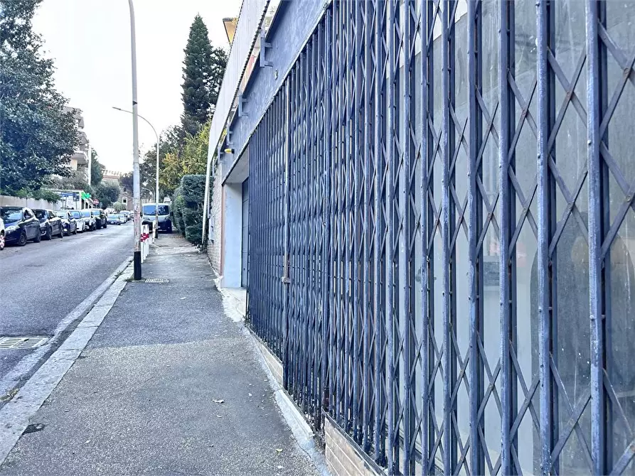 Immagine 8 di Negozio in vendita  a Roma