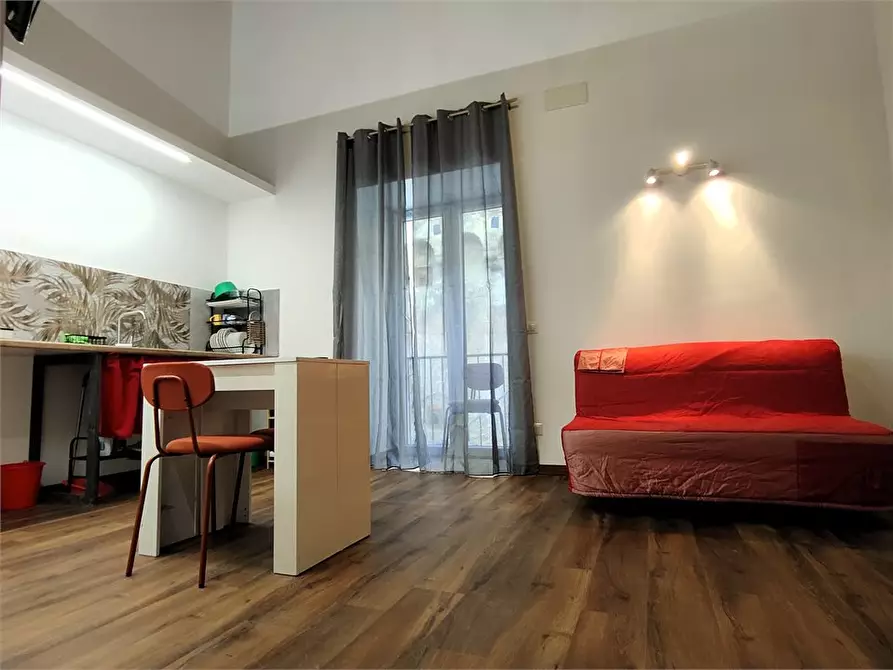 Immagine 1 di Appartamento in affitto  10 a Napoli