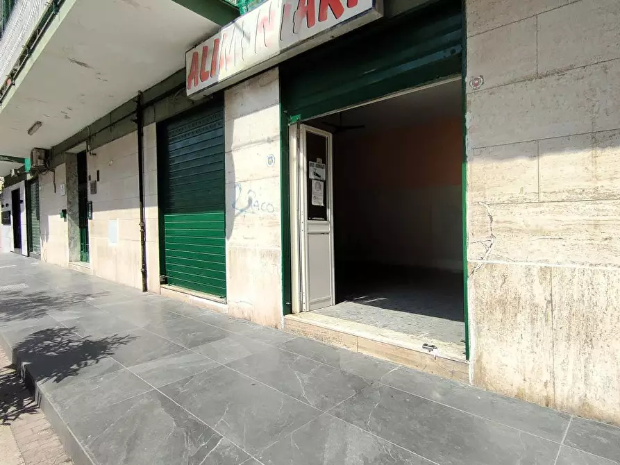 Immagine 1 di Negozio in affitto  20 a Arzano