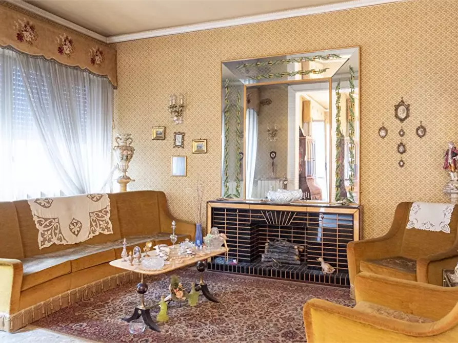 Immagine 1 di Appartamento in vendita  7 a Napoli