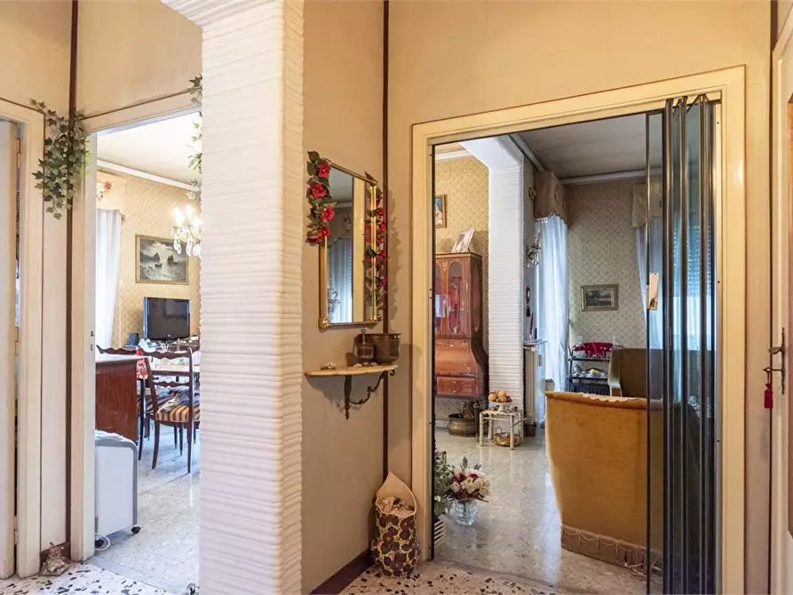 Immagine 5 di Appartamento in vendita  7 a Napoli