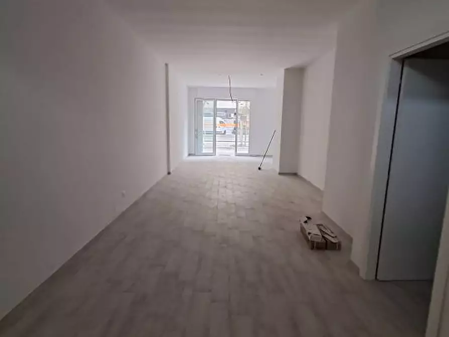 Immagine 2 di Negozio in affitto  a Pescara