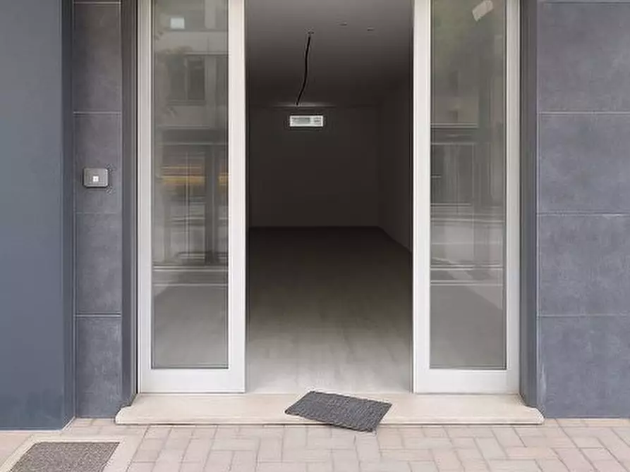 Immagine 1 di Negozio in affitto  a Pescara