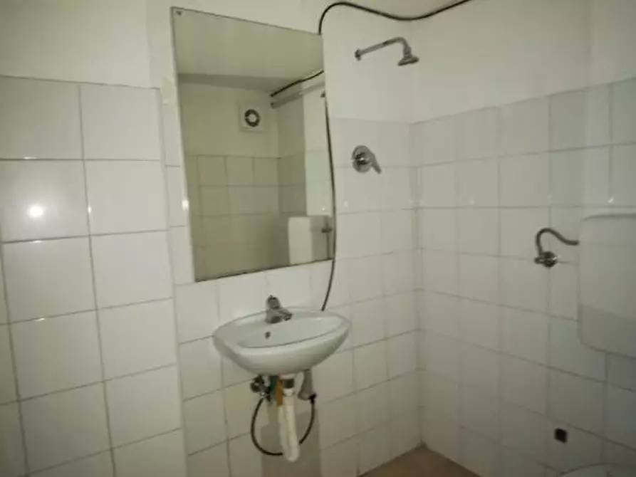 Immagine 7 di Negozio in affitto  a Pescara