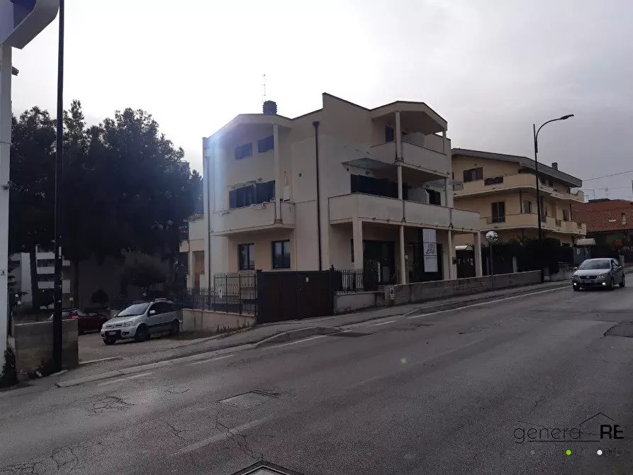 Immagine 1 di Garage in vendita  a Pescara