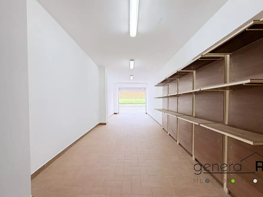 Immagine 1 di Garage in vendita  a Pescara