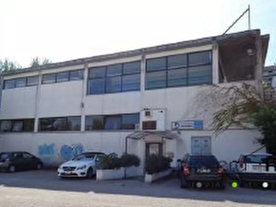 Immagine 1 di Negozio in vendita  a Chieti