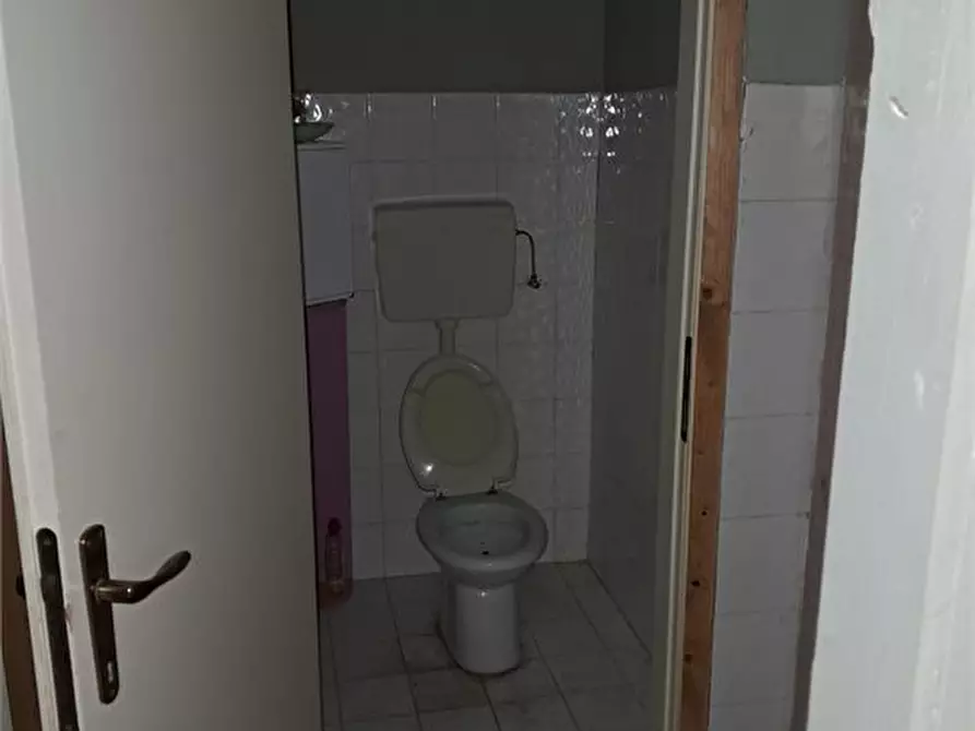 Immagine 6 di Negozio in vendita  a Montesilvano