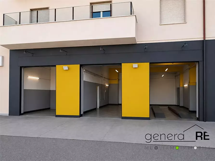 Immagine 1 di Negozio in vendita  a Pescara