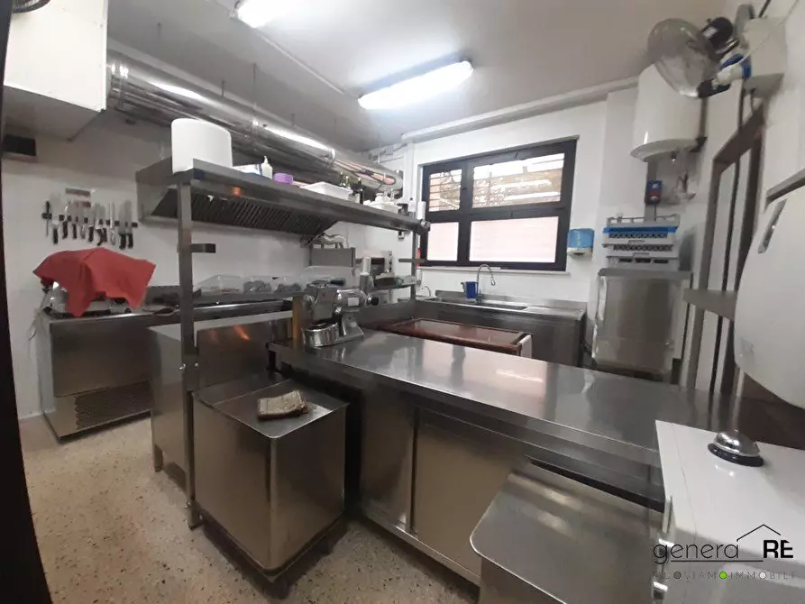 Immagine 3 di Negozio in vendita  a Pescara