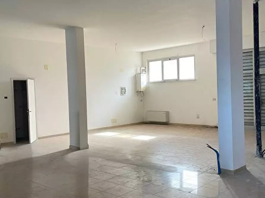 Immagine 2 di Negozio in vendita  a Pescara