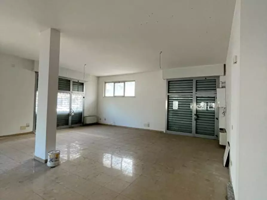 Immagine 4 di Negozio in vendita  a Pescara