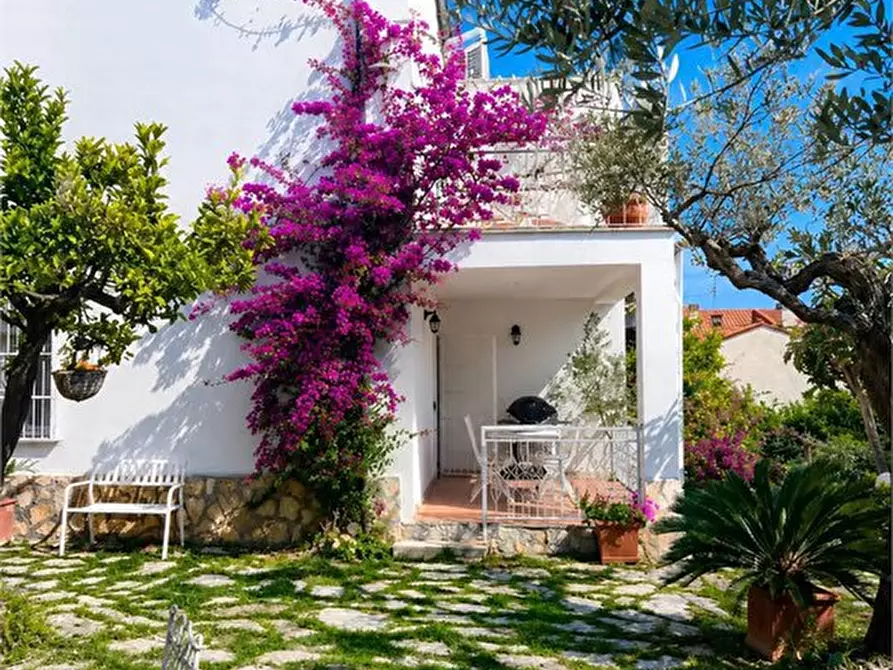 Immagine 1 di Villa in vendita  a San Vito Chietino