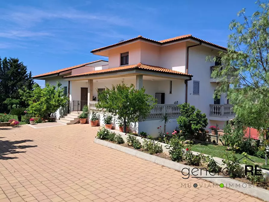 Immagine 1 di Villa in vendita  a Castilenti