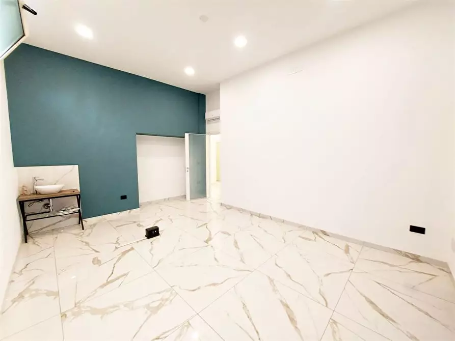 Immagine 8 di Negozio in affitto  107 a Frattamaggiore