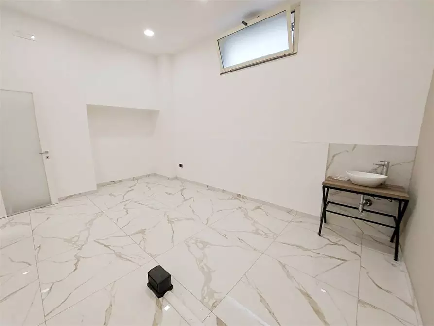 Immagine 10 di Negozio in affitto  107 a Frattamaggiore