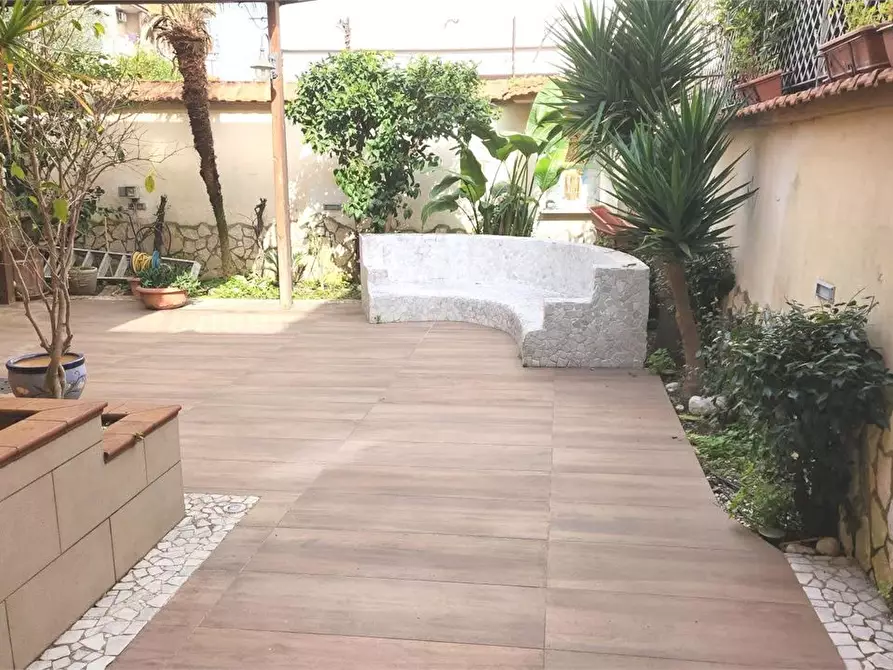 Immagine 4 di Palazzo in vendita  a Casoria