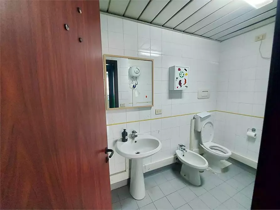 Immagine 10 di Ufficio in vendita  Isola c/2 a Napoli