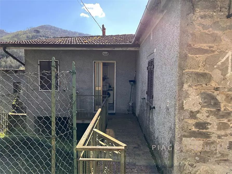 Immagine 2 di Appartamento in vendita  6 a Filattiera