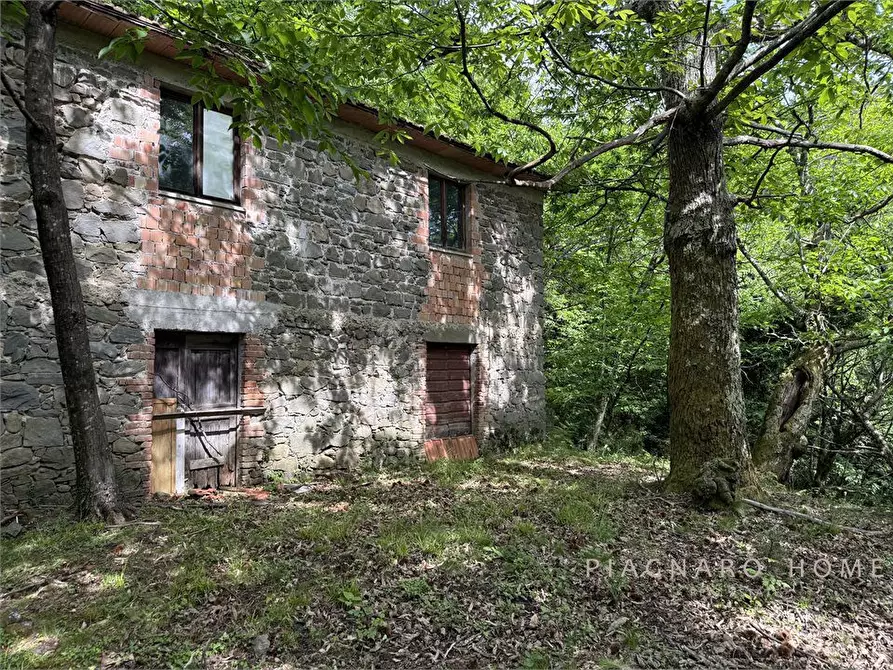 Immagine 9 di Magazzino in vendita  a Bagnone